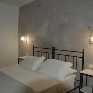 Camera grande con letto king size